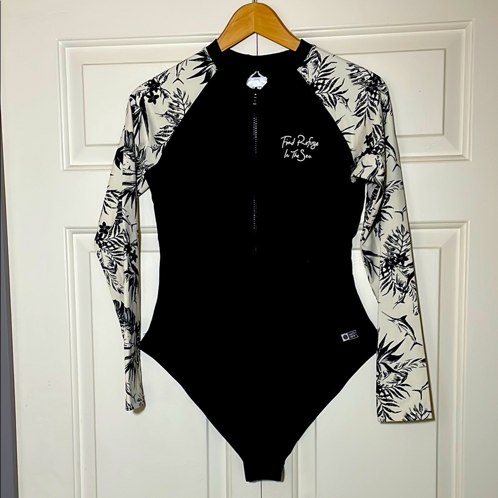 NWOT Salty Crew Black Long Sleeve Surf Suit